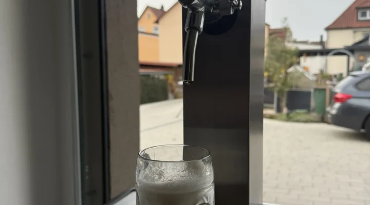 Ein gezapftes Strombräu Blitzla Helles mit einer schönen Schaumkrone